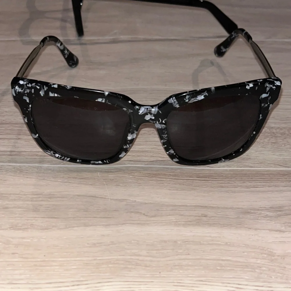 Diff eyewear BELLA polarized sunglasses & Quay after party frames